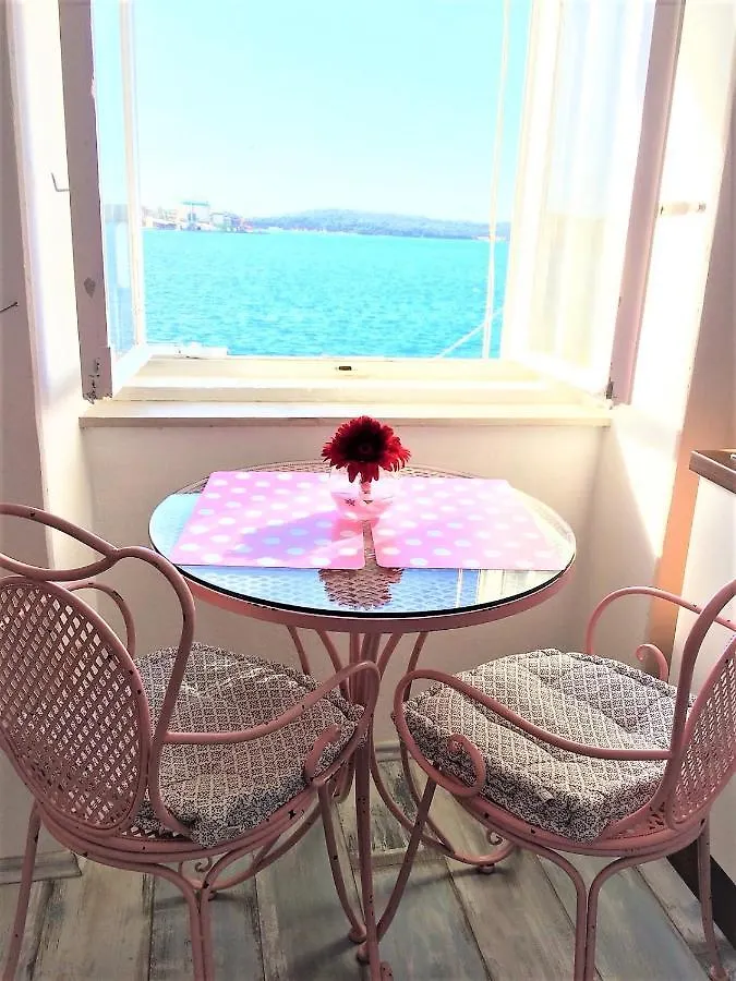 Main Square Apartments With Sea View Pula