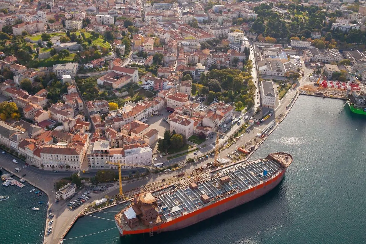 Main Square Apartments With Sea View Pula
