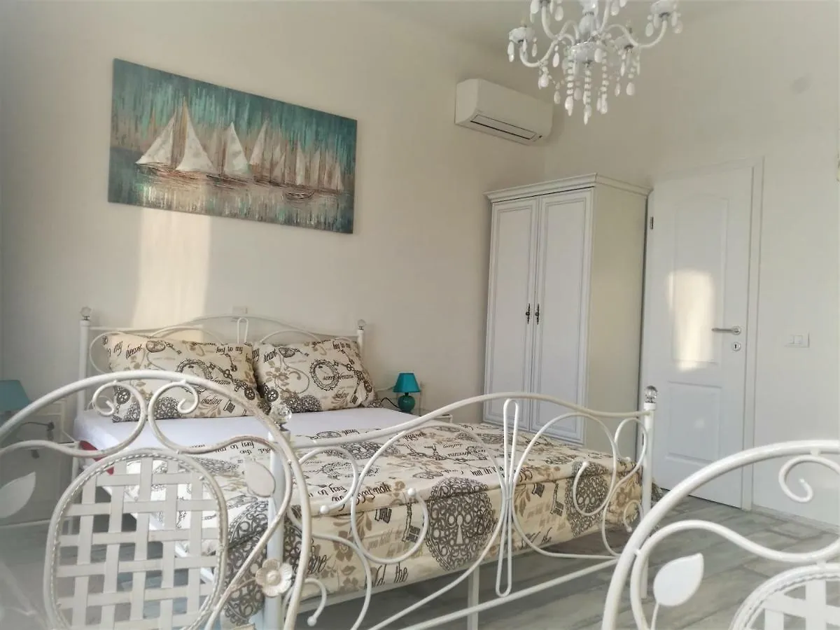 Main Square Apartments With Sea View PUY