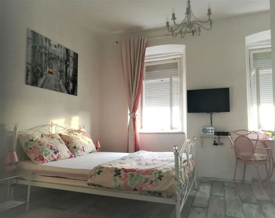 Main Square Apartments With Sea View Pula Croatia