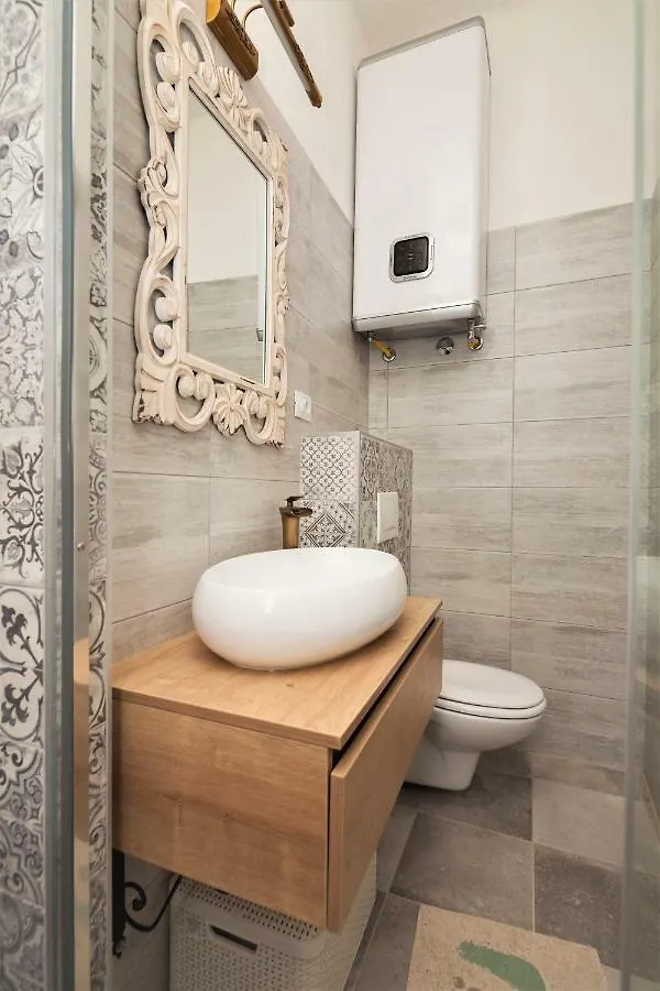 Main Square Apartments With Sea View Pula