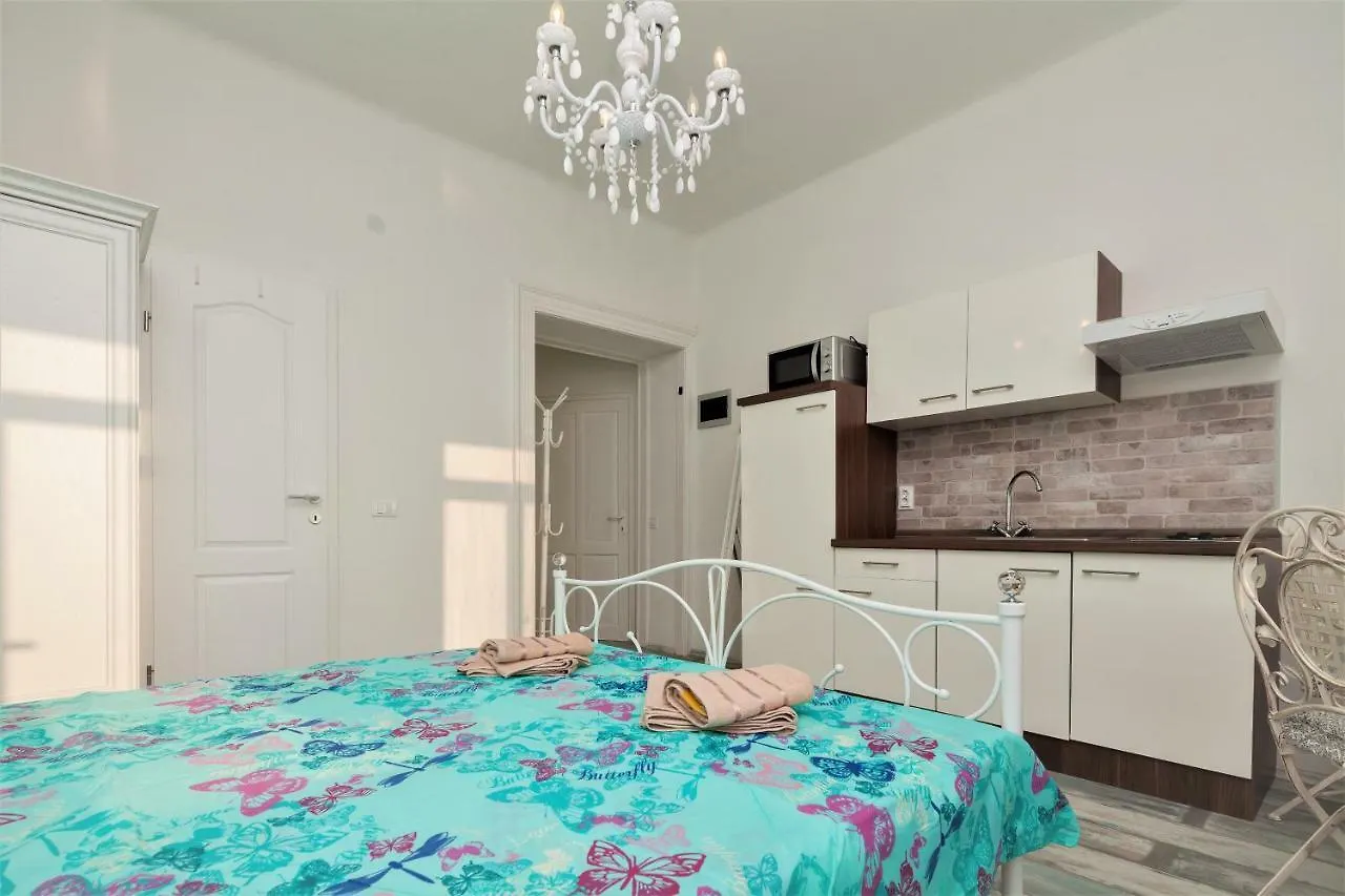 Main Square Apartments With Sea View Pula Croatia