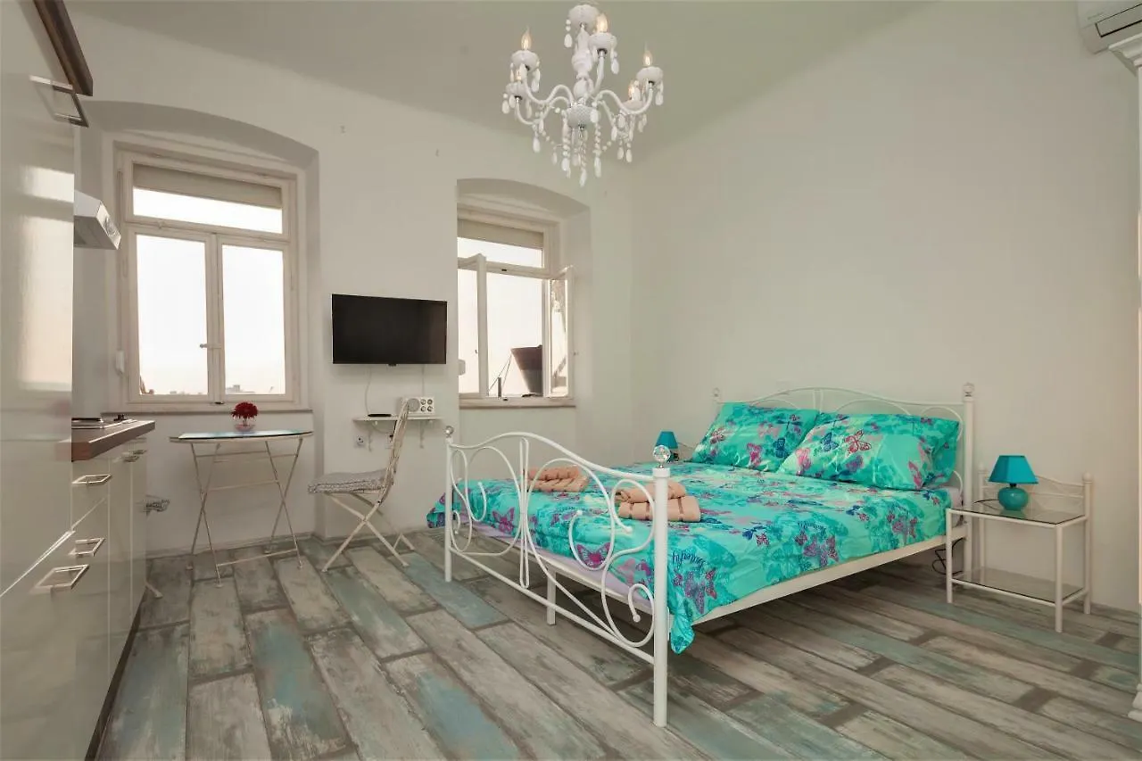 Main Square Apartments With Sea View Pula