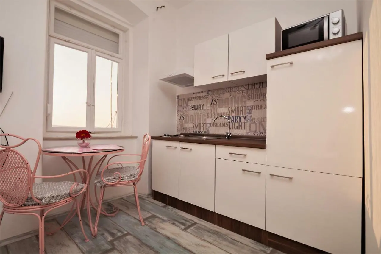 Main Square Apartments With Sea View Pula 0*,