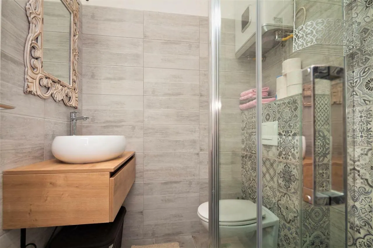 Main Square Apartments With Sea View Pula Croatia