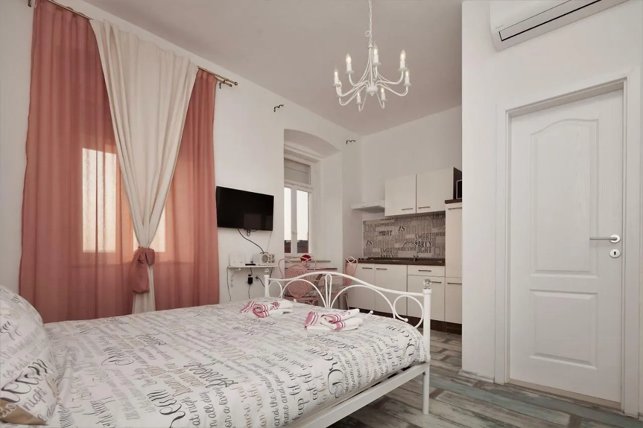 Main Square Apartments With Sea View Pula