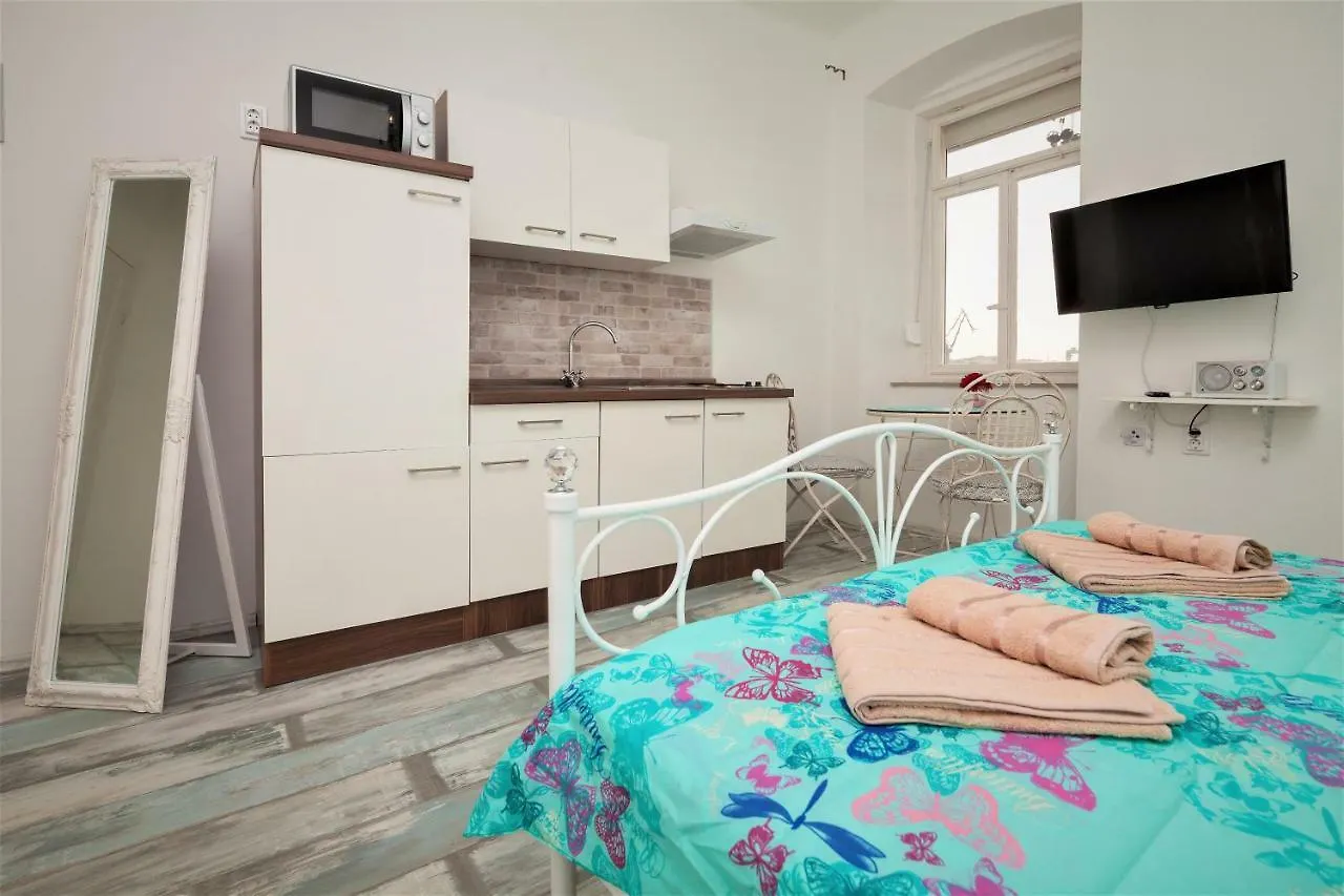 Main Square Apartments With Sea View Pula