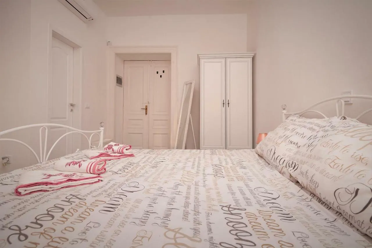 Main Square Apartments With Sea View Pula Croatia
