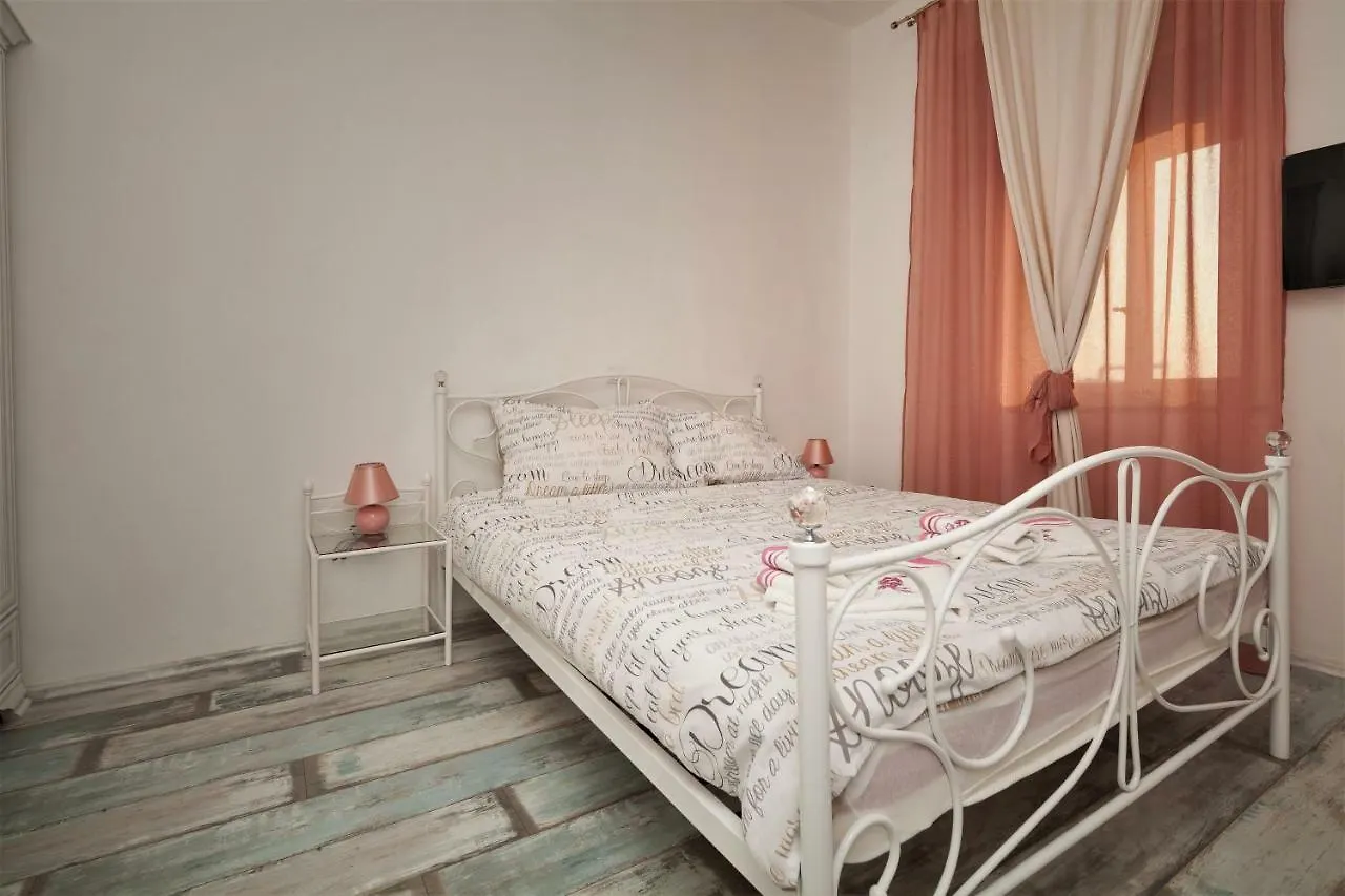 Main Square Apartments With Sea View Pula