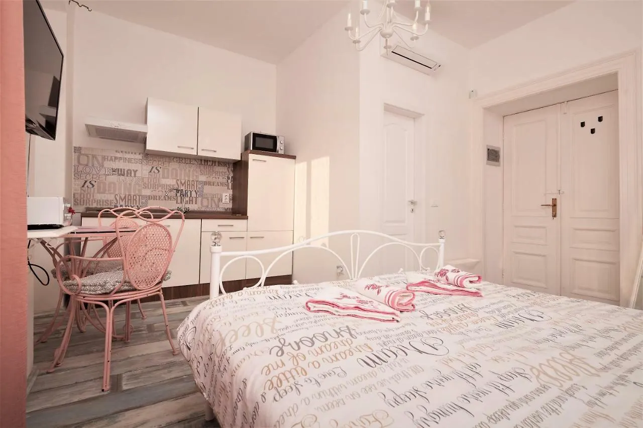 Main Square Apartments With Sea View Pula