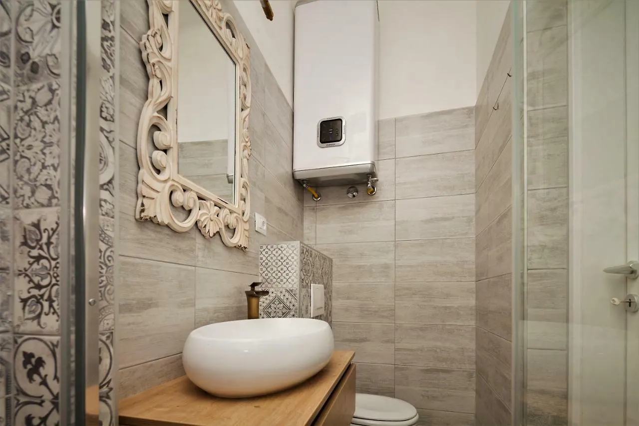 Main Square Apartments With Sea View Pula